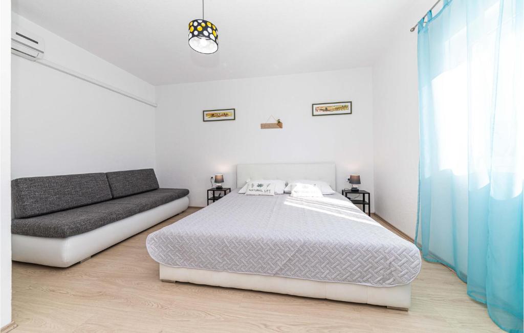 Posteľ alebo postele v izbe v ubytovaní 3 Bedroom Awesome Home In Poljica