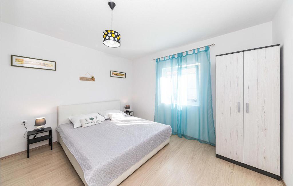 Posteľ alebo postele v izbe v ubytovaní 3 Bedroom Awesome Home In Poljica