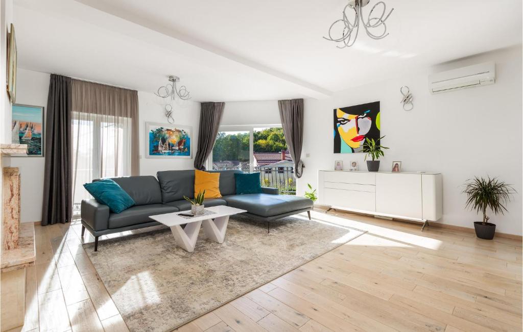 Posedenie v ubytovaní 4 Bedroom Cozy Home In Matulji