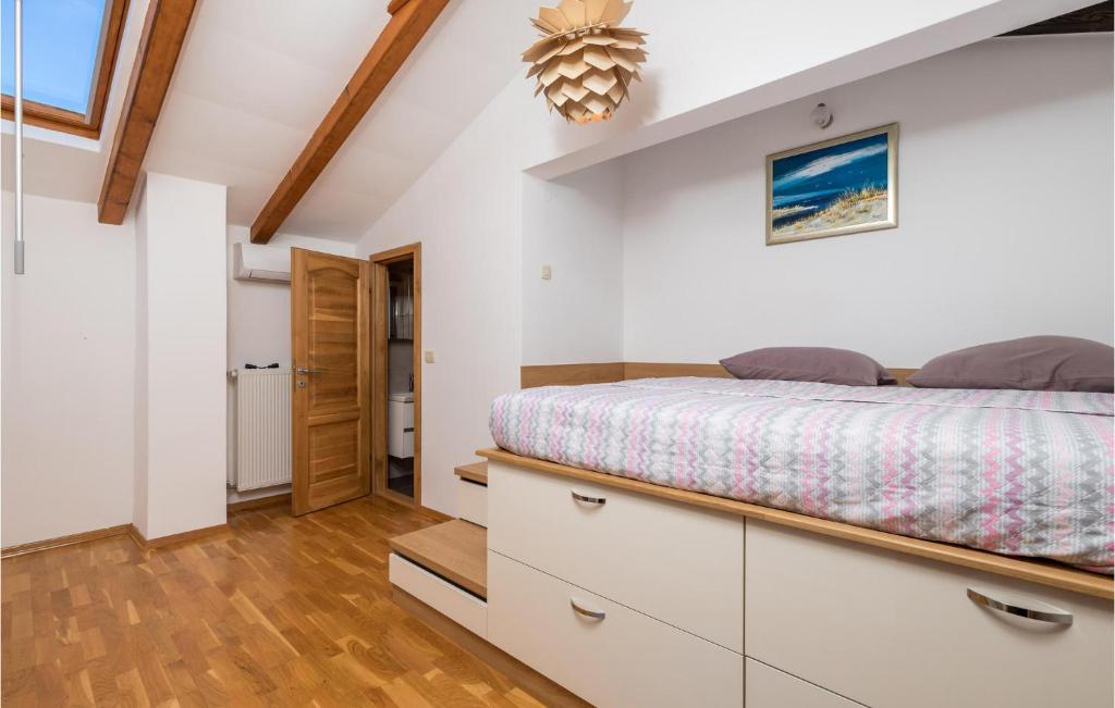 Posteľ alebo postele v izbe v ubytovaní 4 Bedroom Cozy Home In Matulji