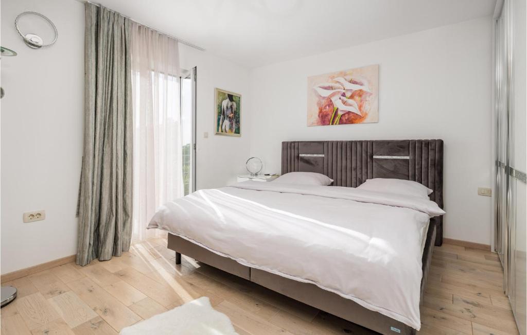 Posteľ alebo postele v izbe v ubytovaní 4 Bedroom Cozy Home In Matulji