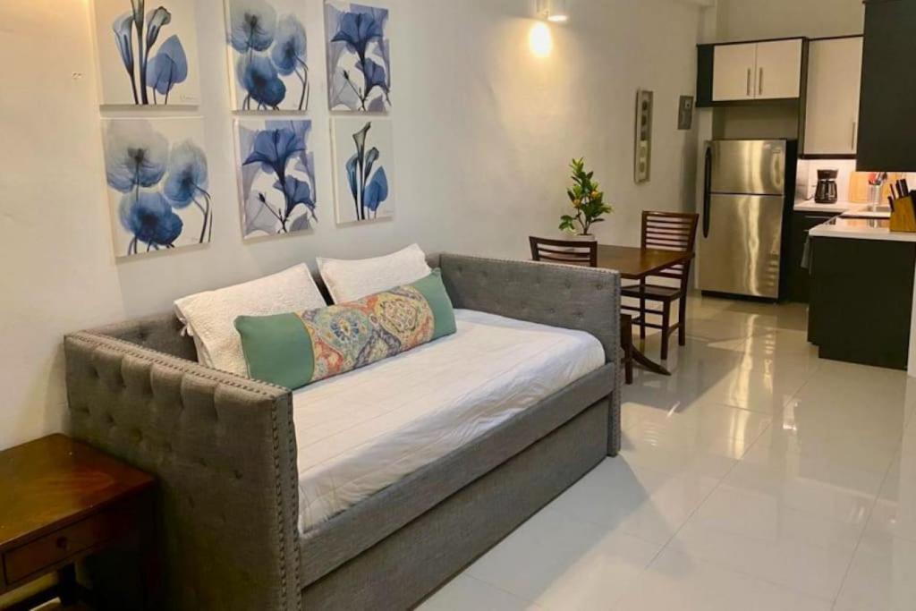 Area tempat duduk di KASA The Lofts 302