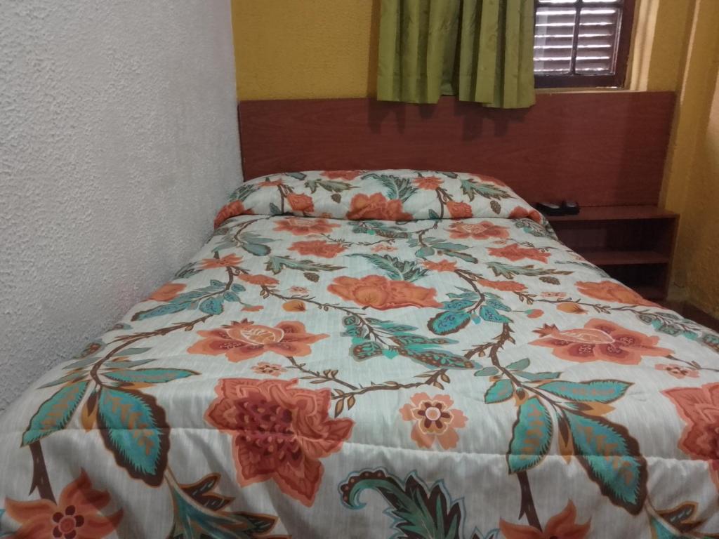 Postel nebo postele na pokoji v ubytování Hotel El Dorado La Candelaria