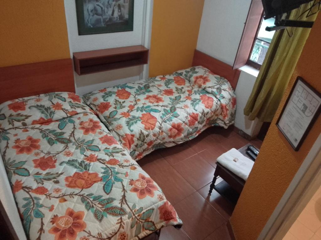 Postel nebo postele na pokoji v ubytování Hotel El Dorado La Candelaria