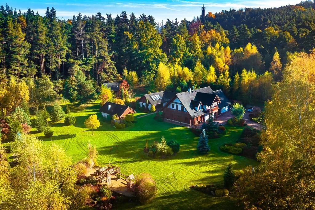 Vue aérienne d'une maison sur un champ verdoyant dans l'établissement Cottage: AŽ PO UŠI („Head over heels“), à Sloup