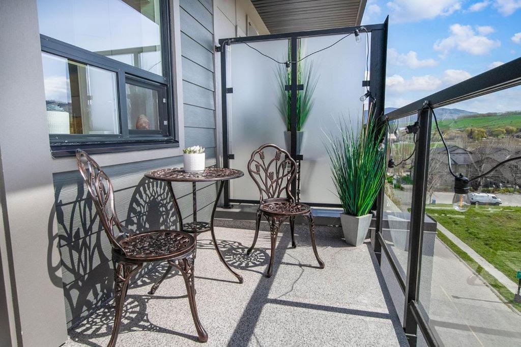 Balkón nebo terasa v ubytování Top Floor on Okanagan Lake with AC & Heated Pool