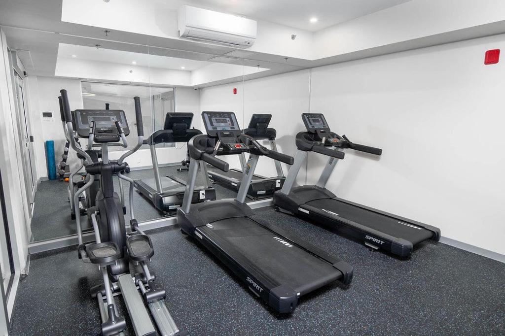 Fitness centrum a/nebo fitness zařízení v ubytování Top Floor on Okanagan Lake with AC & Heated Pool