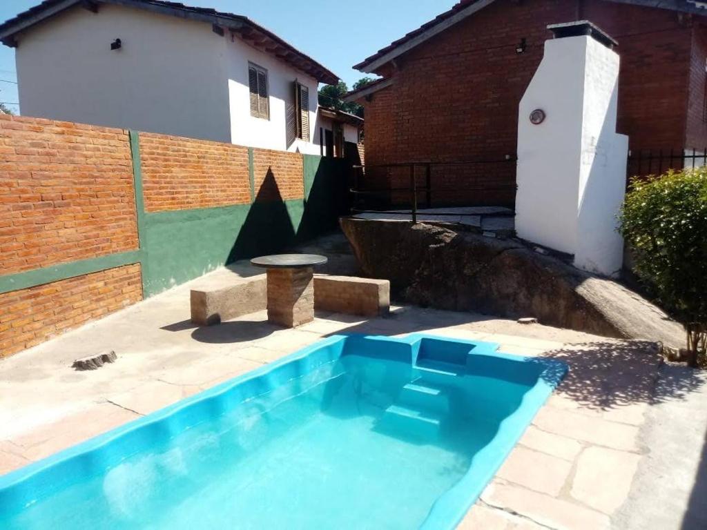 una pequeña piscina azul en un patio en Casa en Villa en Villa Carlos Paz