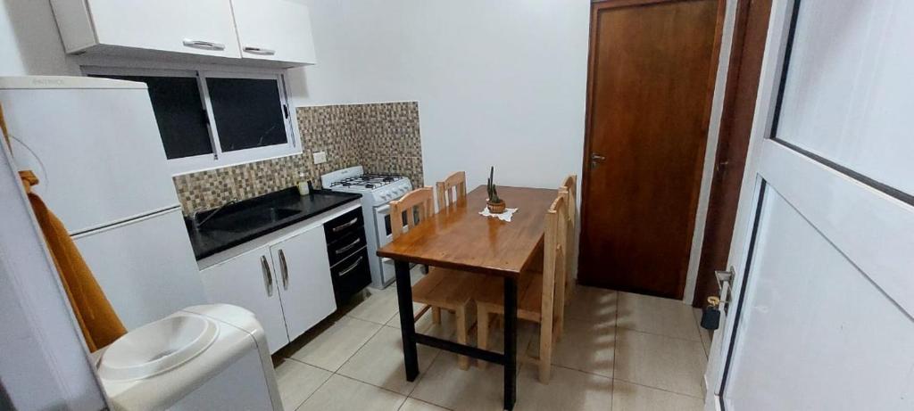 cocina pequeña con mesa de madera y aseo en Doña beti en Puerto Iguazú