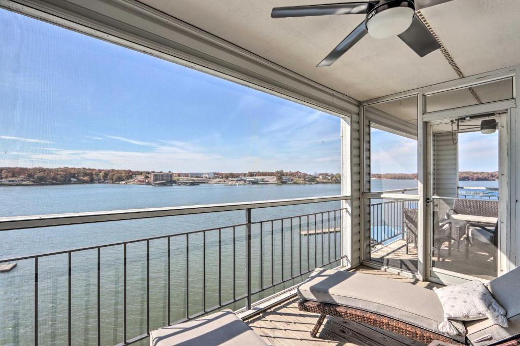 欧塞奇比奇Lakefront Retreat Prime Osage Beach Location!的带椅子的阳台，可欣赏水景