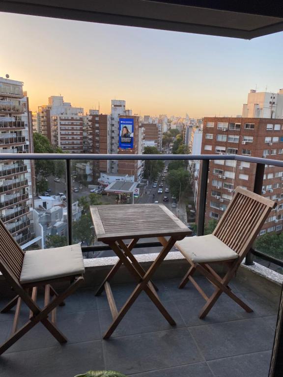 un tavolo e due sedie su un balcone con vista di EUGE Apart a Montevideo