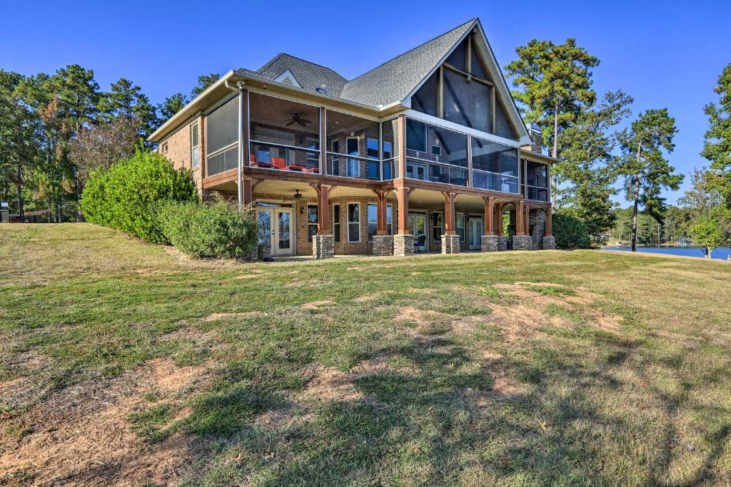 Holiday home Stunning Waterfront Retreat on Lake Sinclair!, Sparta, USA