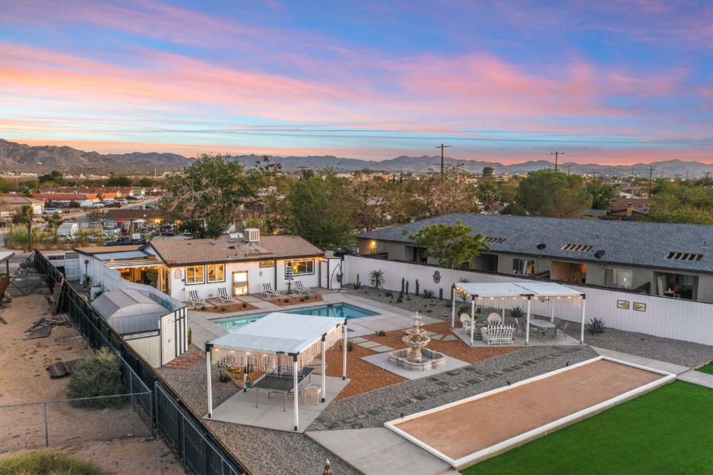 HUGE House in Joshua Tree/Yucca Valley with Pool & Hot Tub, Yucca