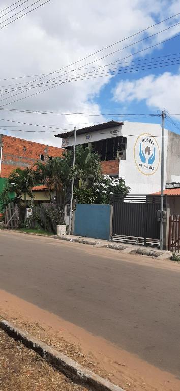 a building on the side of a street at Hostel Em Boas Mãos in Barreirinhas