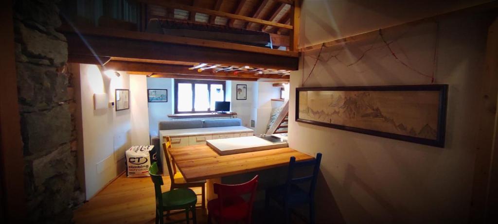 a dining room with a table and chairs in a room at Vista Monterosa in Riva Valdobbia