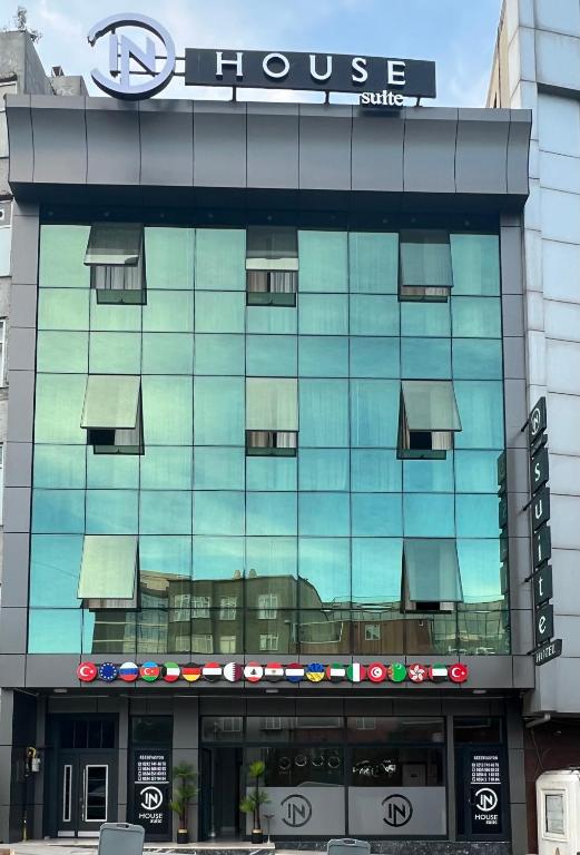 un bâtiment avec une enseigne sur le côté dans l'établissement The Core Otel, à Istanbul