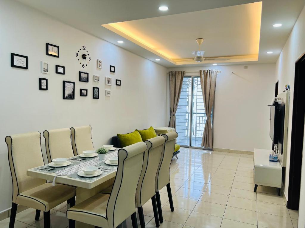 una sala da pranzo e un soggiorno con tavolo e sedie di Homes in Semenyih Ecohill walk Eco majestic a Semenyih