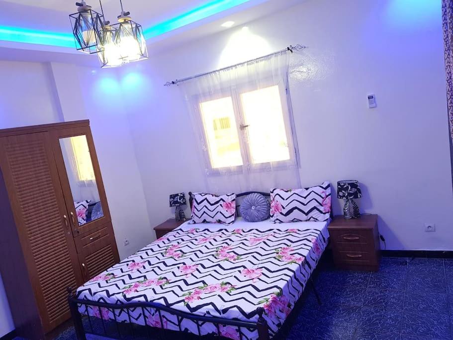 Ein Bett oder Betten in einem Zimmer der Unterkunft Charmant appartement Yoff-plage Bceao