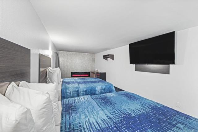 TV a/nebo společenská místnost v ubytování Hotel OPUS Bronx Near Bay Plaza Mall