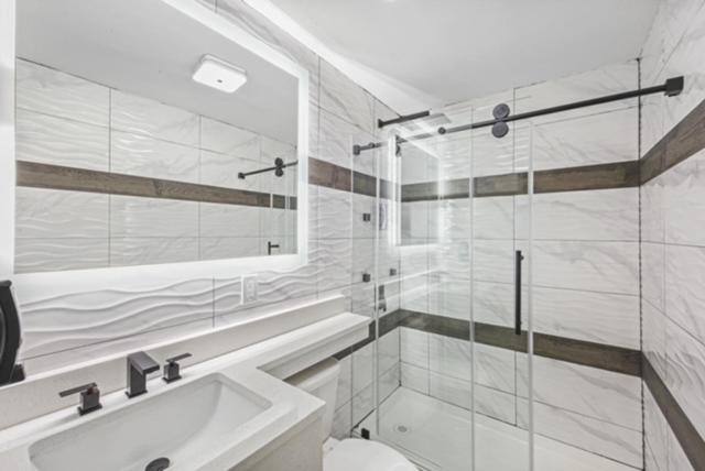 Koupelna v ubytování Hotel OPUS Bronx Near Bay Plaza Mall