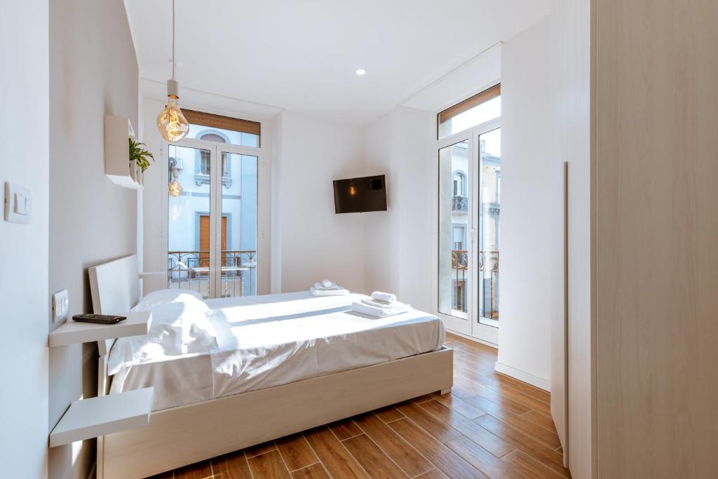 Un dormitorio blanco con una cama y una ventana. en Central House - Apartments in Naples, en Nápoles