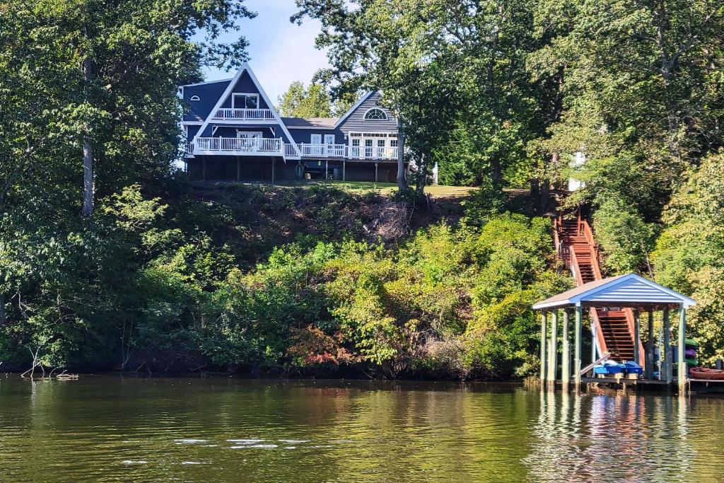 een huis aan de oever van een rivier met een dok bij Riverfront Retreat on 4 Acres with Private Dock in Heathsville