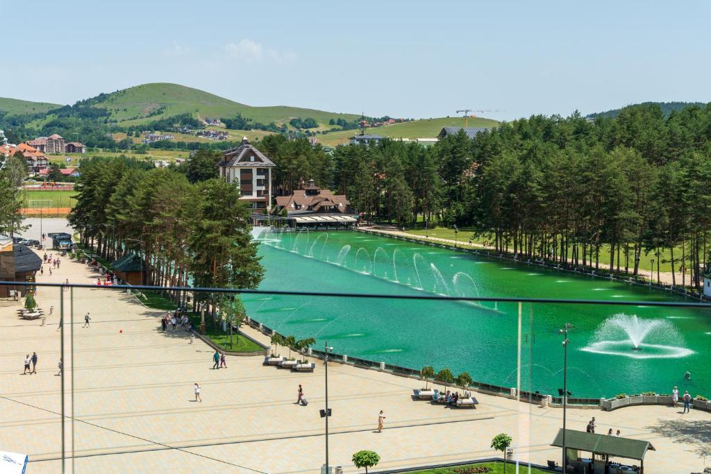ein Fluss mit einem Brunnen mitten in einer Stadt in der Unterkunft Apartmani Stella in Zlatibor