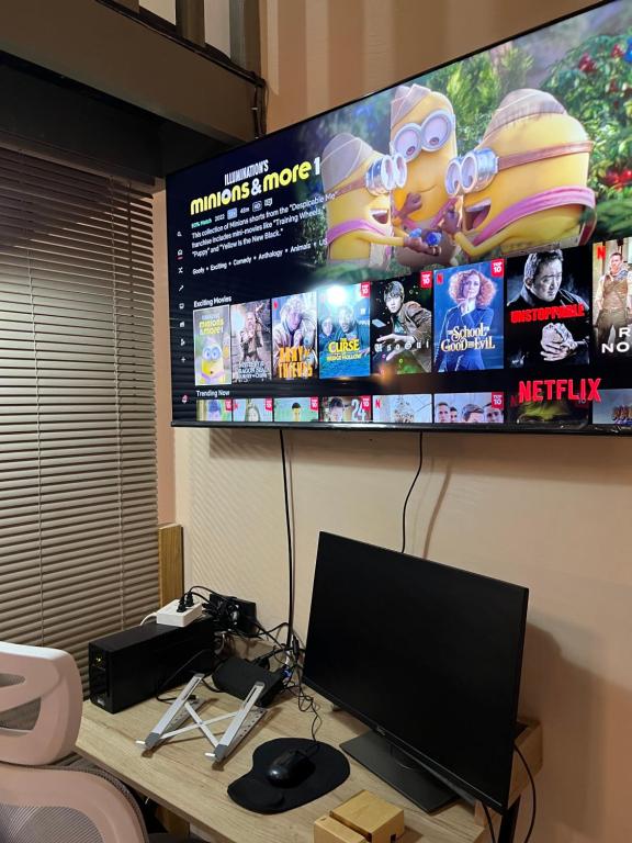 TV a/nebo společenská místnost v ubytování Loft Baler with Kitchen & Ideal for Work from Home Setup