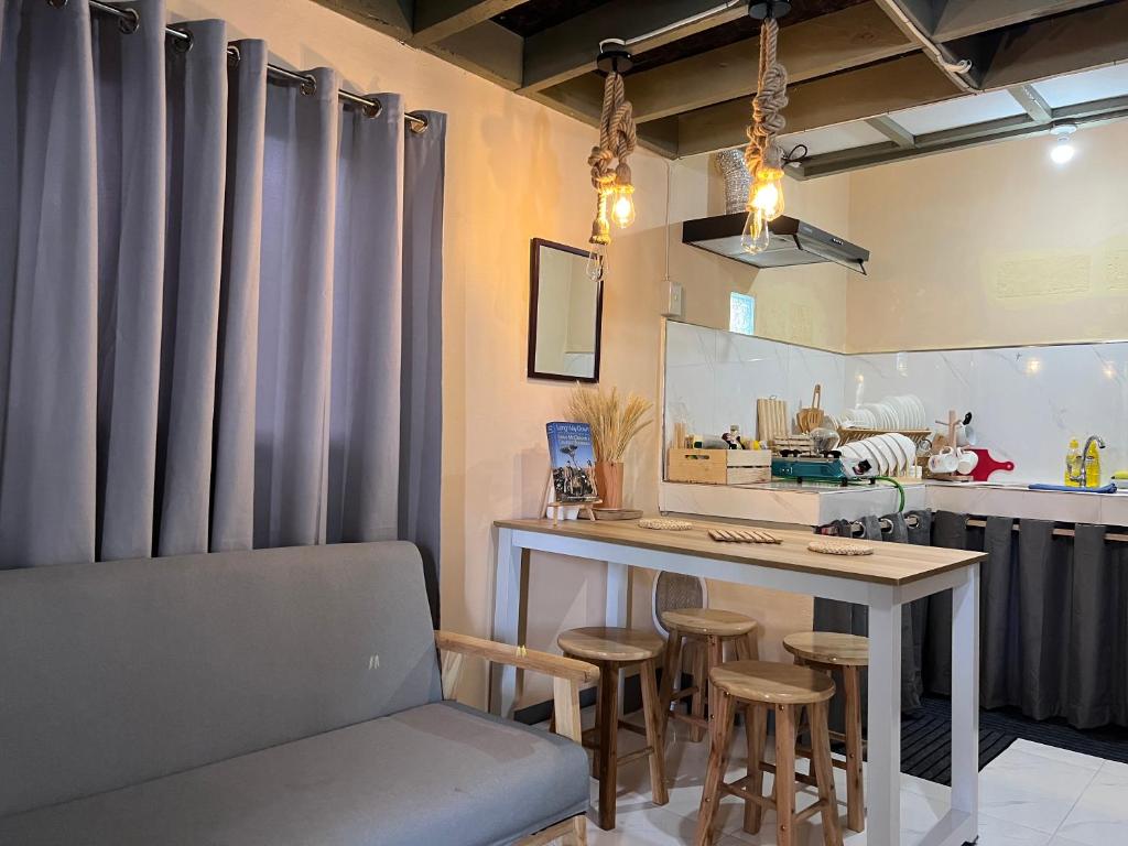 Kuchyň nebo kuchyňský kout v ubytování Loft Baler with Kitchen & Ideal for Work from Home Setup