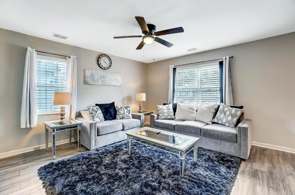 Cozy, 1-Level Cottage - 5 miles to Uptown CLT - Housity