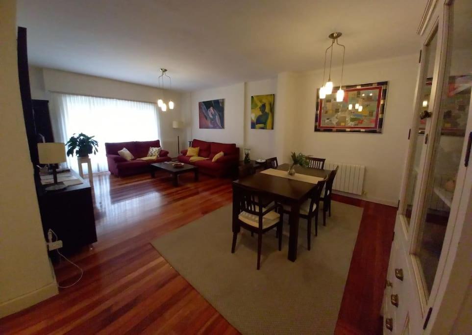 sala de estar con mesa y comedor en Apartamento Puente Colgante, en Getxo