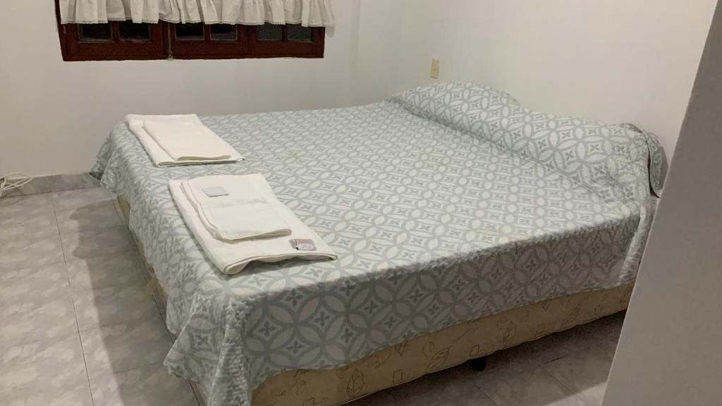 Una cama en una habitación con dos toallas. en Tucumán 751 en Salta