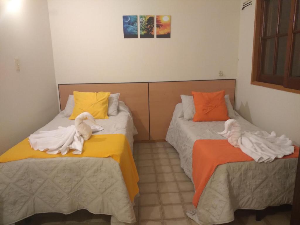Habitación con 2 camas y toallas. en Departamento en Nueva Córdoba en Córdoba