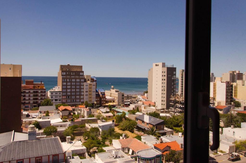 een raam met uitzicht op de stad bij Las Anémonas Centro in Puerto Madryn