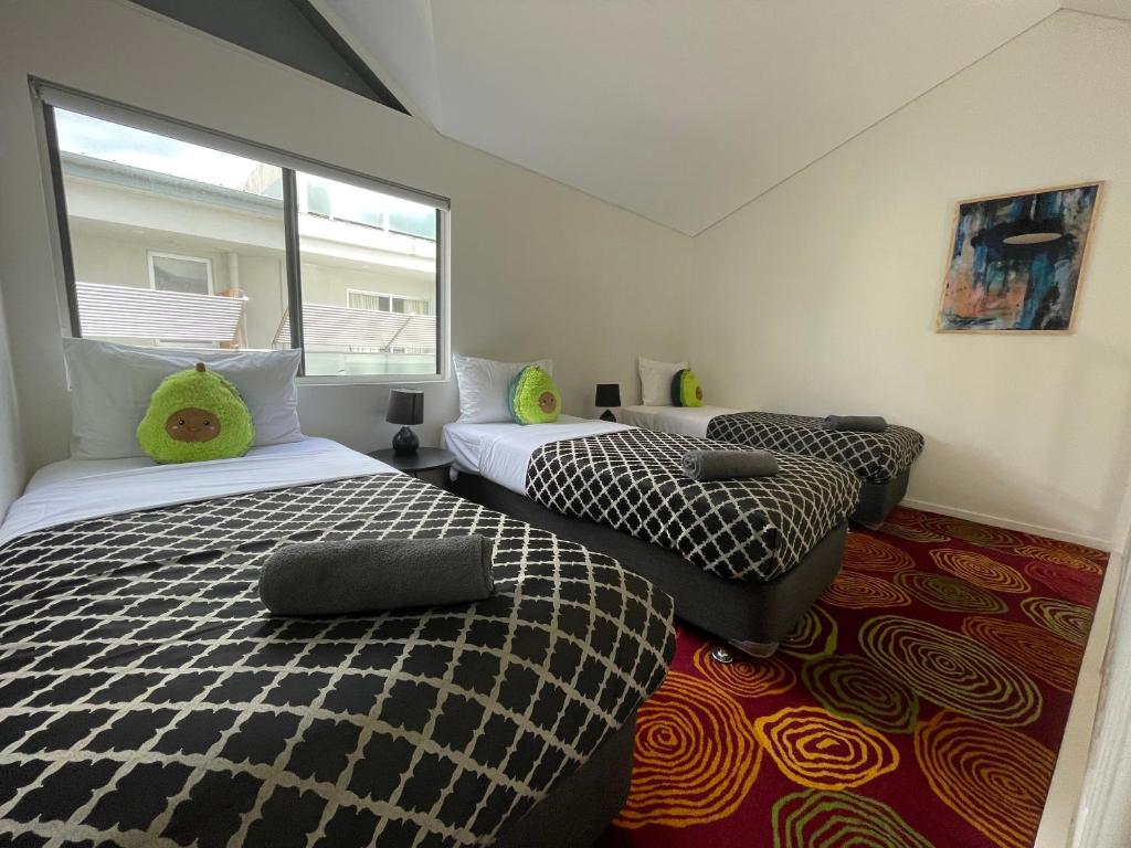 Una cama o camas en una habitación de Coastal Motel