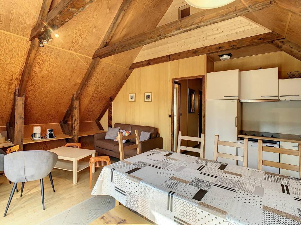 Majoituspaikan Chalet La Toussuire, 4 pièces, 10 personnes - FR-1-416-10 ravintola tai vastaava paikka