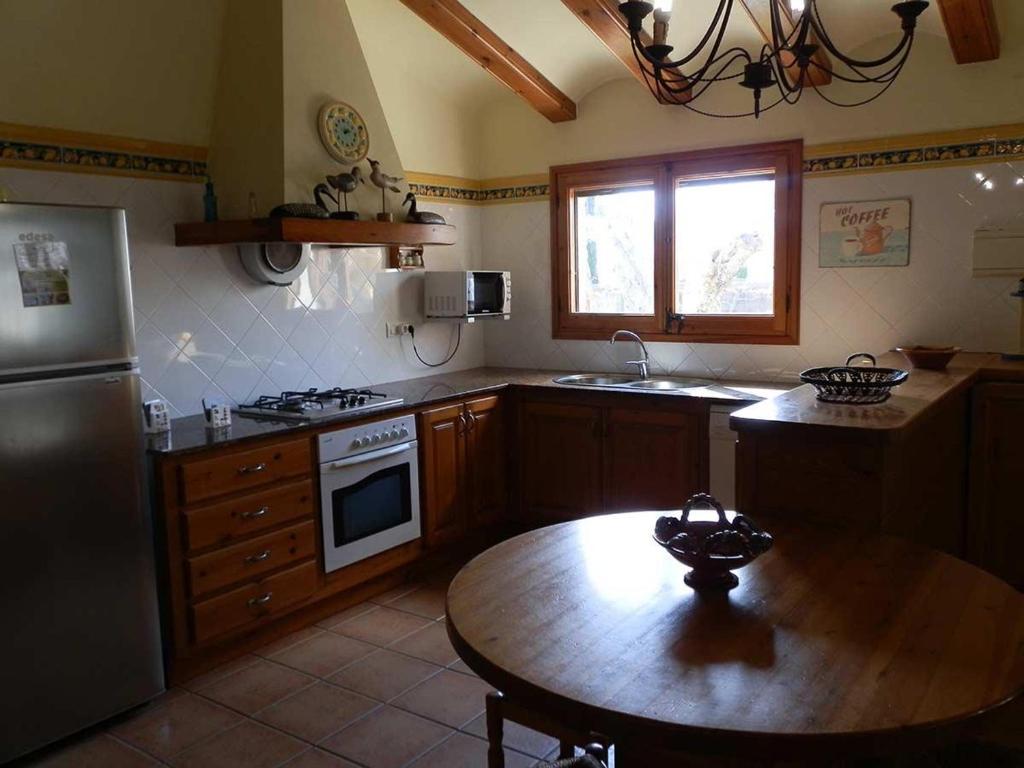 Kuchyňa alebo kuchynka v ubytovaní Casa con Piscina Privada, Cerca del Mar, WiFi Gratis, Aire Opcional, Mascotas y Playa para Perros - ES-184-10