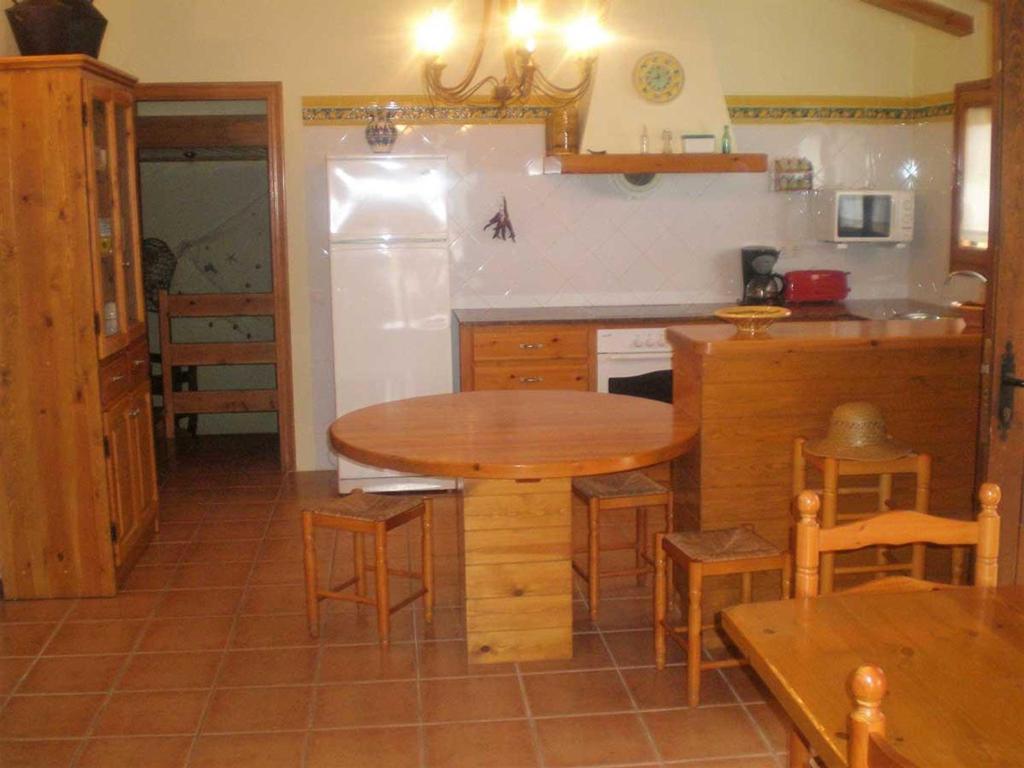 Kuchyňa alebo kuchynka v ubytovaní Casa con Piscina Privada, Cerca del Mar, WiFi Gratis, Aire Opcional, Mascotas y Playa para Perros - ES-184-10