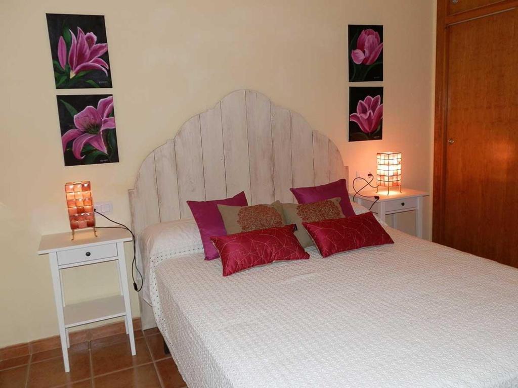 Posteľ alebo postele v izbe v ubytovaní Casa con Piscina Privada, Cerca del Mar, WiFi Gratis, Aire Opcional, Mascotas y Playa para Perros - ES-184-10