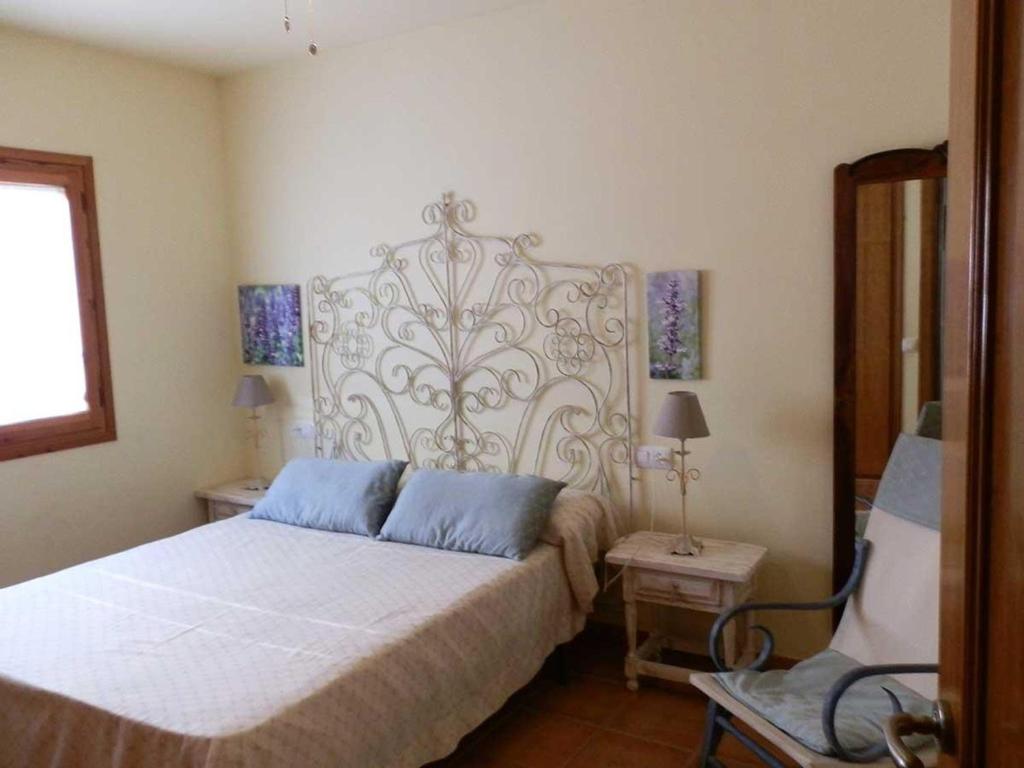Posteľ alebo postele v izbe v ubytovaní Casa con Piscina Privada, Cerca del Mar, WiFi Gratis, Aire Opcional, Mascotas y Playa para Perros - ES-184-10