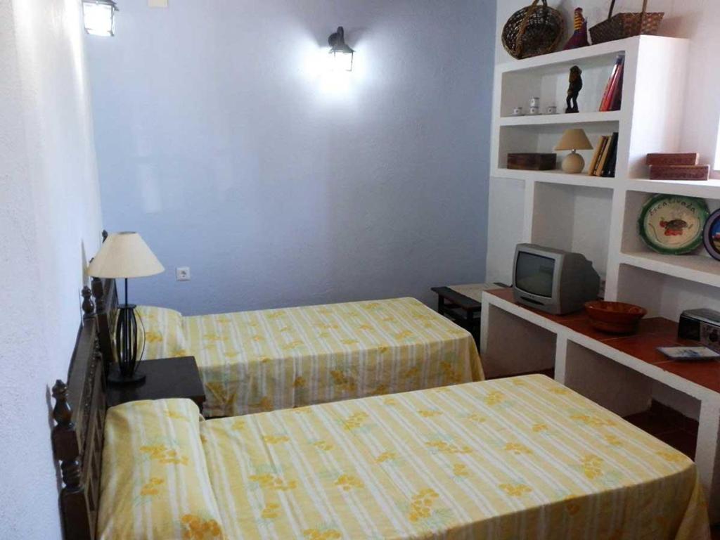 Posteľ alebo postele v izbe v ubytovaní Casa cerca del mar con piscina privada, wifi, aire acondicionado opcional y mascotas bienvenidas - ES-184-23