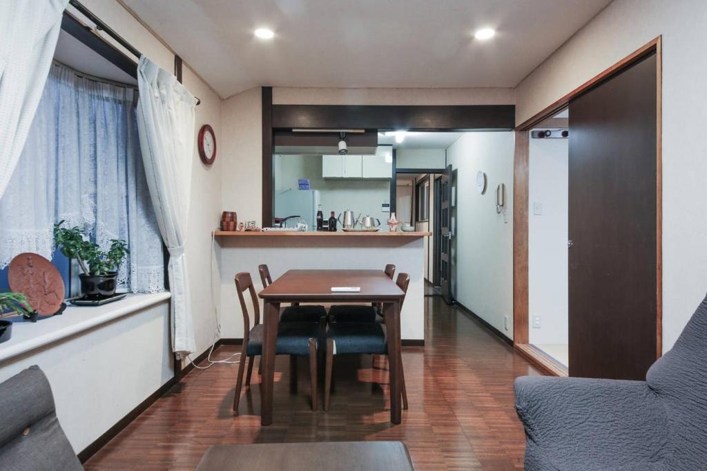 a kitchen and dining room with a table and chairs at Homestay Intimo Amigo in Tokyo
