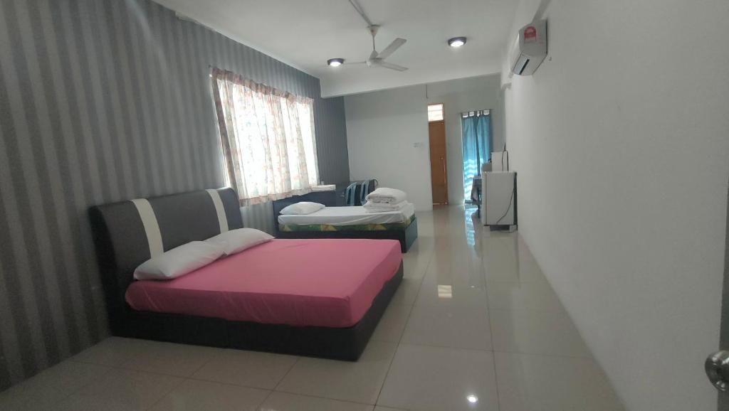 a bedroom with a pink bed in a room at Baoyousongsong in Kampar