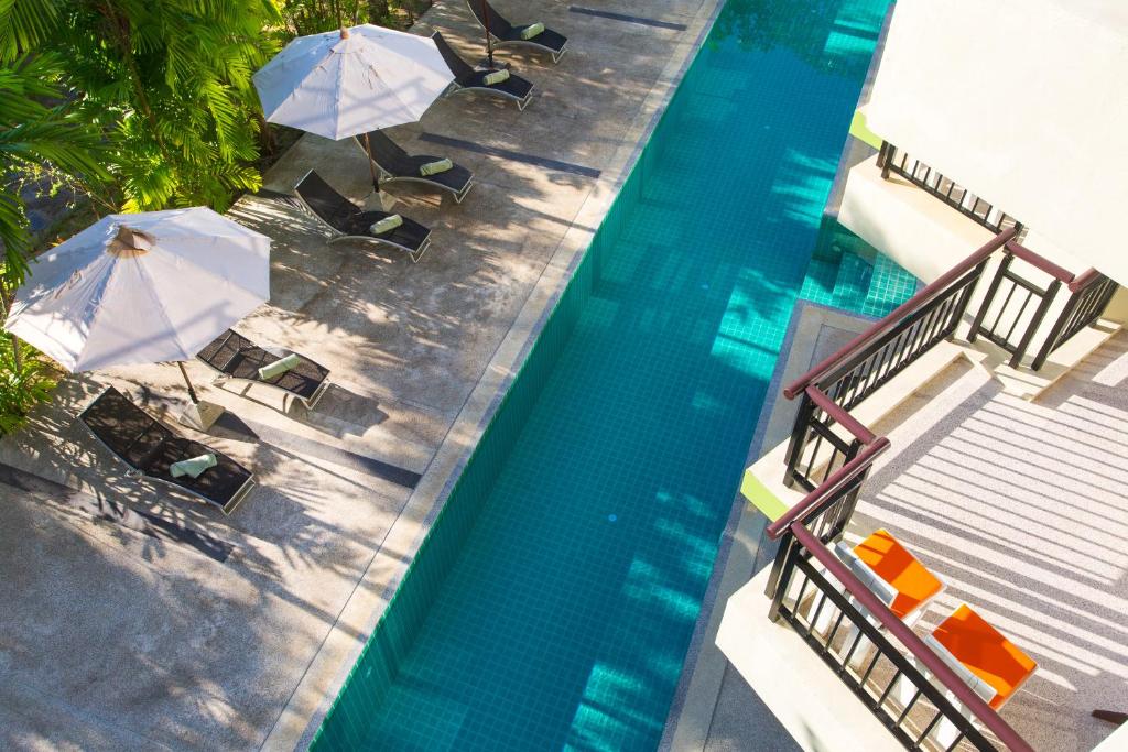 una vista aérea de una piscina con sombrillas y sillas en Panalee Koh Samui Resort - SHA Plus, en Ban Bang Po