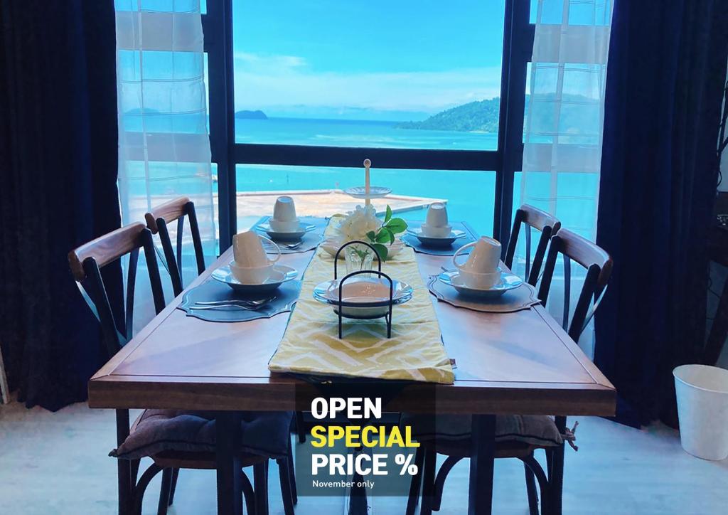 uma mesa com cadeiras e um sinal que lê preço especial aberto em Mango House3-LuxurySweet I Biggest unit I infinity pool I Wifi-JQ em Kota Kinabalu