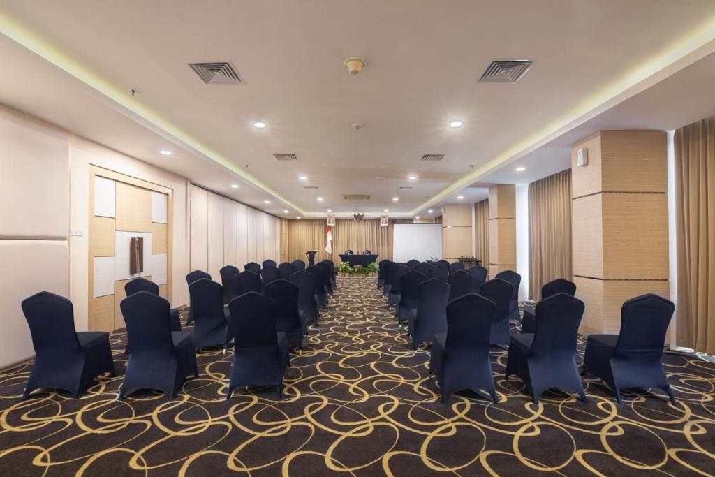 Area soggiorno di Quest Hotel Darmo - Surabaya by ASTON