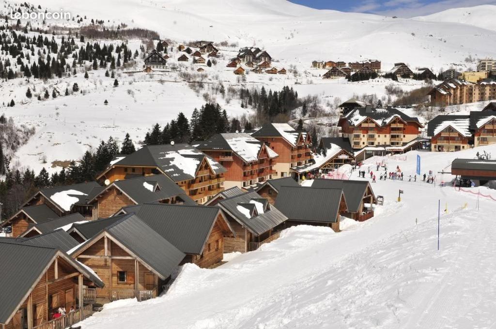 um grupo de edifícios na neve em Location à la Montagne avec piscine été / hiver vg23 em Saint-François-Longchamp