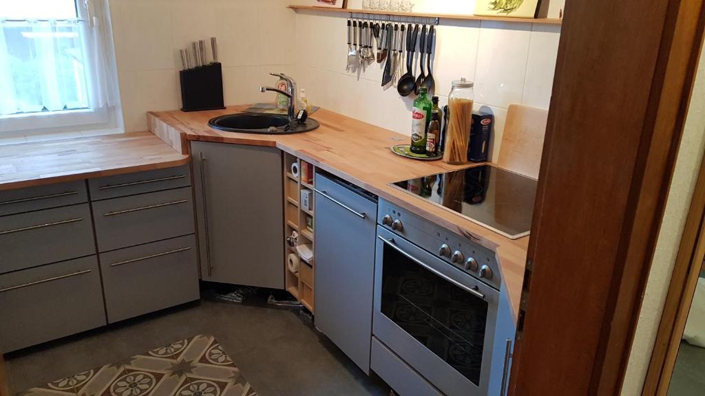 a kitchen with a sink and a stove top oven at Stadtnahe Wohnung mit kl.Balkon und Parkplatz in Oldenburg