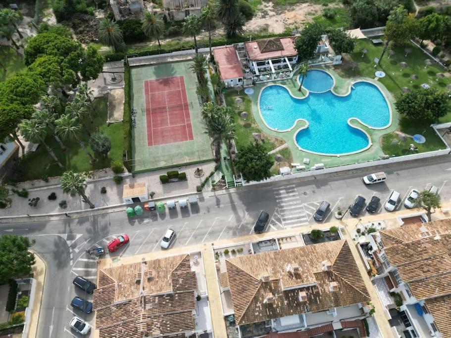 una vista aérea de un edificio con piscina en Bungalow in Lago Jardin I, LosBalcones,Torrevieja Luxury, en Los Altos