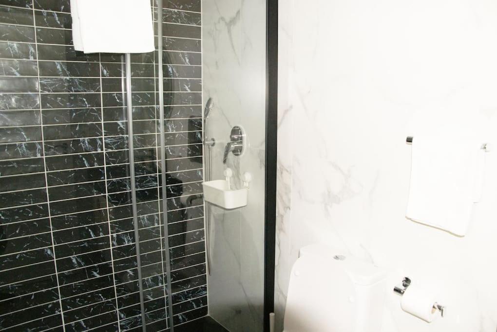 Kúpeľňa v ubytovaní Bungalow in Lago Jardin I, LosBalcones,Torrevieja Luxury StayOrihuelaCosta #PRP006